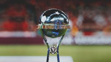 Trofeo de la  Copa Sudamericana.