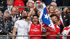 Arsenal&#039;s Chilean striker Alexis Sanchez lifts the FA Cup trophy as Arsenal players celebrate their victory over Chelsea in the English FA Cup final football match between Arsenal and Chelsea at Wembley stadium in London on May 27, 2017. Aaron Ramse