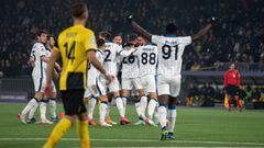 Los jugadores de la Atalanta celebran el empate contra el Young Boys.