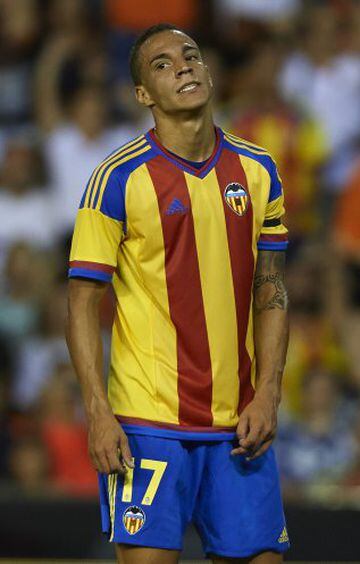 Rodrigo fue confirmado como nueva adquisión de Valencia, tras pagar la cláusula de 30 millones de euros al Benfica.