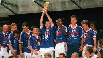 Zinedine Zidane levanta el trofeo flanqueado por Lizarazu y Desailly.