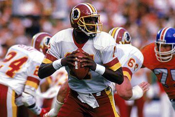 El quarterback de los Washington Redskins salió con el trofeo en 1987 cuando derrotaron a los Denver Broncos. 