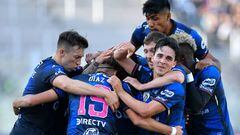 CORDOBA, ARGENTINA - OCTOBER 01: Lautaro Díaz of Independiente del Valle celebrates with teammates after scoring his team's first goal during the Copa CONMEBOL Sudamericana 2022 Final match between Sao Paulo and Independiente del Valle at Mario Alberto Kempes Stadium on October 01, 2022 in Cordoba, Argentina. (Photo by Hernan Cortez/Getty Images)