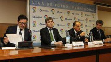 Manuel Quintanar, con Javier Tebas, Javier Tebas e Ignacio Cosid&oacute;, en la LFP.