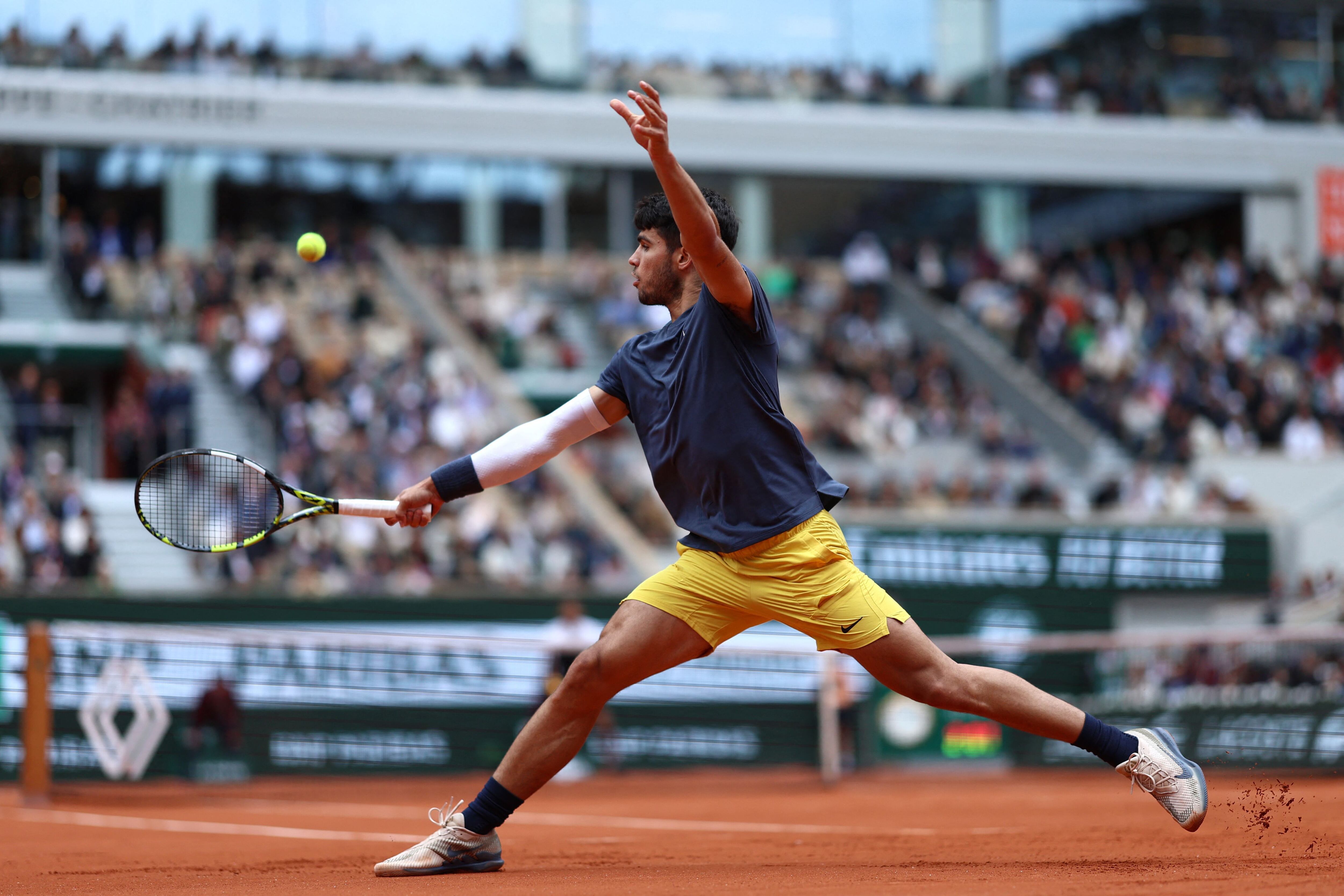 Alcaraz pasa a cuartos en Roland Garros por la mano