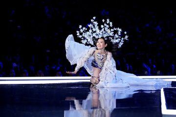 Ming Xi, en su caída en el Victoria's Secret Fashion Show 2017