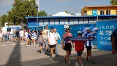 Colas de aficionados en la entrada de la Ciudad Deportiva del Espanyol.