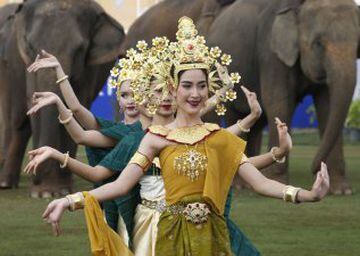  Bailarinas tradicionales tailandesas actúan durante un desfile previo al torneo de polo con elefantes.