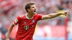 Thomas Müller, jugador del Bayern de Múnich, da instrucciones a sus compañeros.