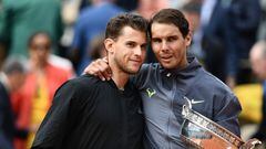 Dominic Thiem y Rafa Nadal posan en la entrega de trofeos tras la final de Roland Garros 2019.