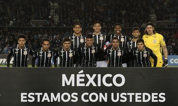 Antes del encuentro entre Corinthians y el Racing Club, los futbolistas del conjunto brasileño posaron con un letrero que decía "México estamos con ustedes"