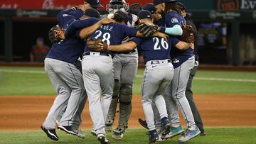 ARLINGTON, TX - JULY 17: The Seattle Mariners celebrate their 6-2 win over the Texas Rangers at Globe Life Field on July 17, 2022 in Arlington, Texas. The Mariners have won 14 games in a row.   Ron Jenkins/Getty Images/AFP
== FOR NEWSPAPERS, INTERNET, TELCOS & TELEVISION USE ONLY ==