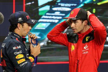 El piloto mexicano Sergio Pérez charla con el monegasco Charles Leclerc tras la finalización de la clasificación. 
 