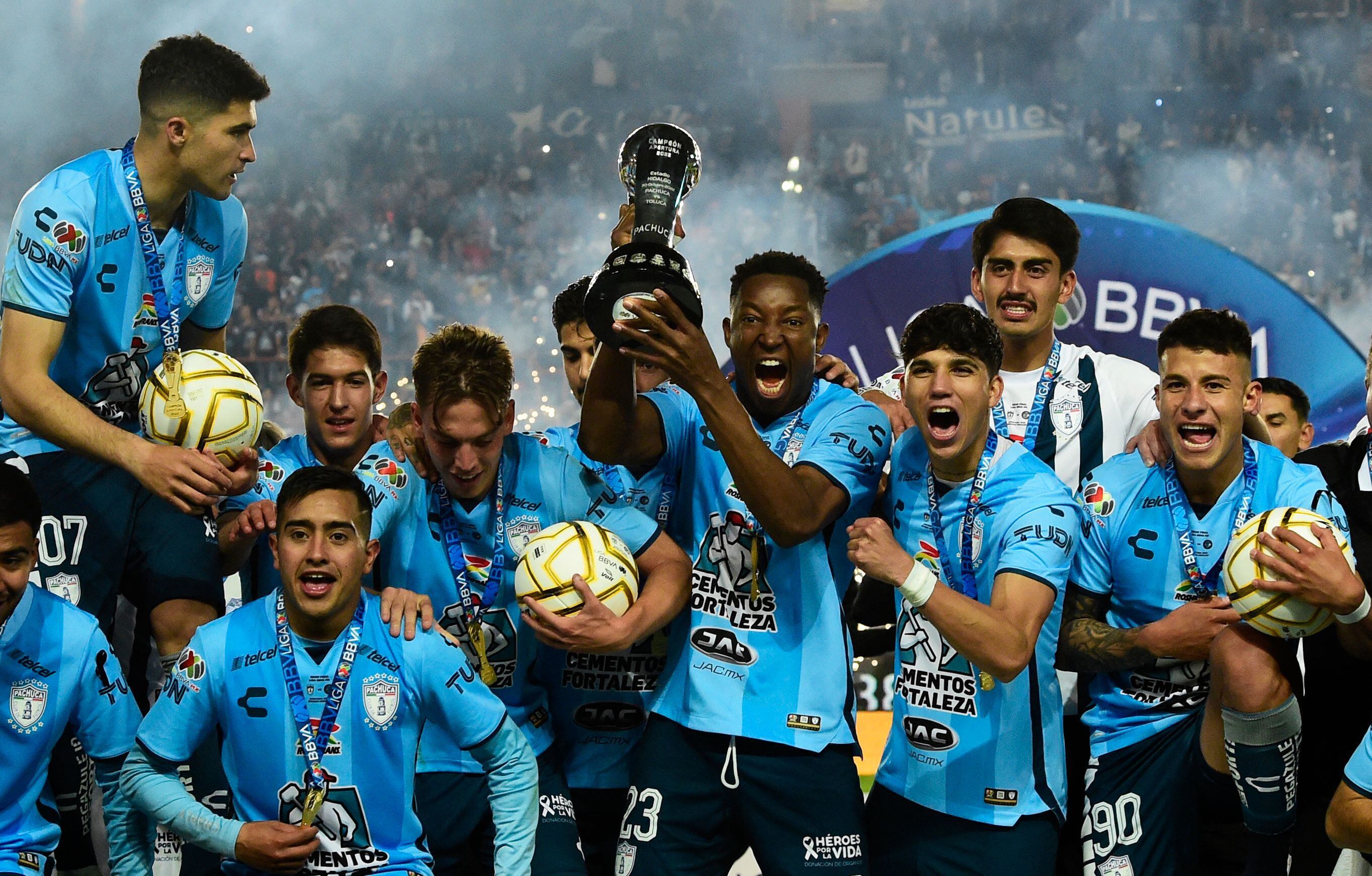 Pachuca's players celebrate after winning the Mexican Apertura 2022 tournament final football match against Toluca at Hidalgo stadium in Pachuca, Hidalgo State, Mexico, on October 30, 2022. (Photo by CLAUDIO CRUZ / AFP)