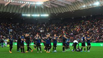 Soccer Football - Serie A - Udinese v Inter Milan - Dacia Arena, Udine, Italy - May 1, 2022  Inter Milan players applaud the fans after the match REUTERS/Jennifer Lorenzini