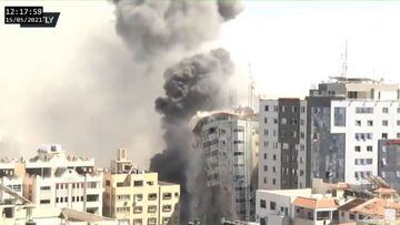 El momento en que el ataque aéreo israelí destruye y reduce el edificio de Al Jazeera en Gaza