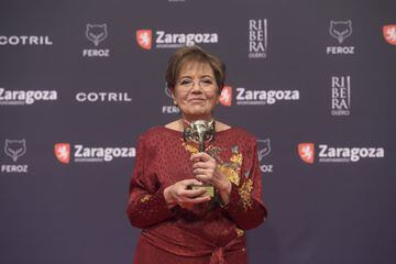 La directora de cine, guionista y productora española Cecilia Bartolemé, con el premio de honor a su carrera en la gala IX edición de los Premios Feroz 