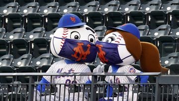 Flushing Meadows (United States), 26/07/2020.- New York Mets mascots Mister Met (R) and Mrs. Met (R) sit in the outfield watching the MLB baseball game between the Atlanta Braves and the New York Mets at Citi Field in Flushing Meadows, New York, USA, 26 J