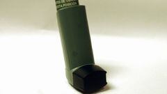 Imagen de un inhalador de salbutamol, comunmente conocido como Ventol&iacute;n, para combatir el asma.