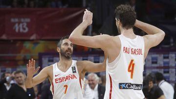 Juan Carlos Navarro saluda a Pau Gasol durante el partido entre Espa&ntilde;a y Rusia del Eurobasket.