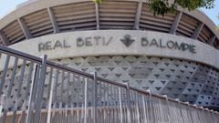 Imagen del exterior del estadio Benito Villamar&iacute;n, donde un aficionado del Betis fue agredido presuntamente por seguidores radicales del Sevilla.