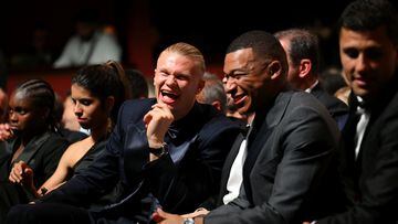 Haaland y Mbappé bromean durante un momento de la gala del Balón de Oro.