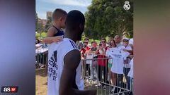 Un gesto que enternece: Rüdiger alza a este niño