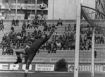 39 años y 199 días. El guardameta argentino defendió en España los colores del Celta y del Valladolid donde permaneció hasta su retirada en 1988.