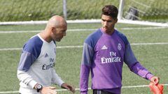 Zidane da instrucciones a Achraf durante la pretemporada en Canad&aacute;.