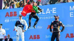 Antonio Felix da Costa (Techeetah) celebra en el podio de Marrakech junto al alem&aacute;n Maximilian Guenther (BMW) y Jean-&Eacute;ric Vergne (DS Techeetah).