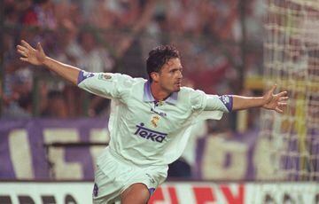 Llegó al Real Madrid en 1996 procedente del Valencia. Jugó en el club madridista hasta 1999. Tras su paso por italia recayó en el Levante en 2002 donde se retiró en 2003.