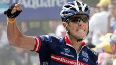 Lance Armstrong celebra su victoria en Villard-de-Lans en la 15&ordf; etapa del Tour de Francia de 2004.