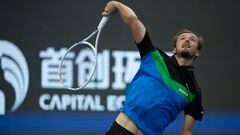 Daniil Medvedev saca ante Alex De Minaur en el China Open.