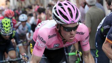 Steven Kruijswijk porta la maglia rosa durante la 18&ordf; etapa del Giro de Italia 2016.
