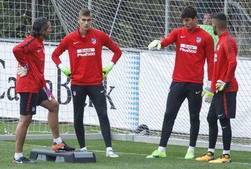 Keepers: Moyá, Werner and Conde chat to Vercellone.