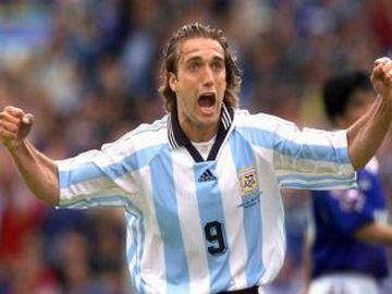 9. Gabriel Batistuta - Argentina. El ex ariete trasandino jugó tres Copa América, ganó dos torneos y anotó 13 goles.