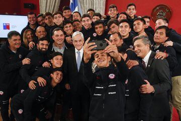 El Presidente de la República, Sebastián Piñera, junto a la Ministra del Deporte, Pauline Kantor, recibe a la Selección Masculina Sub 17 de Fútbol, que clasificó al próximo Mundial de Brasil.
