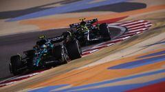 Fernando Alonso (Aston Martin AMR23) y Lewis Hamilton (Mercedes W14). Sakhir, Bahréin. F1 2023.