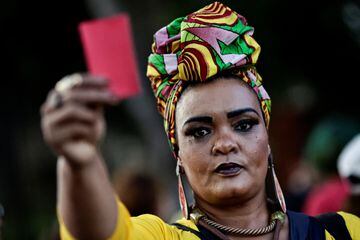 Una multitud se han manifestado frente a la Embajada de España en Brasilia, capital de Brasil, para denunciar el racismo con motivo del 'Caso Vinicius'.