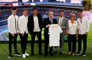 Eden Hazard poses with the Real Madrid shirt together with his family.