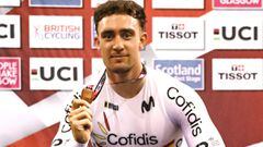 El pistard espa&ntilde;ol Alejandro Mart&iacute;nez posa con la medalla de bronce conseguida en la Copa de las Naciones de Ciclismo en Pista celebrada en Glasgow.