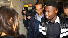 Paris Saint-Germain&#039;s defender Serge Aurier (R) arrives to the Paris courthouse early on September 26, 2016 to answer a charge of elbowing a police officer. 