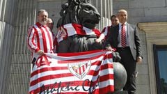  Los diputados vascos, Josu Erkoreka (d), Pedro Mar&iacute;a Azpiazu Uriarte (i), Aitor Esteban (2d) y el senador Joseba Zubia, colocan una bandera del Athletic en uno de los leones del Congreso con motivo de un partido de Copa en 2012.