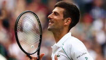 Novak Djokovic celebra la victoria despu&eacute;s de ganar su partido de la cuarta ronda de individuales masculinos contra Cristian Garin de Chile durante el s&eacute;ptimo d&iacute;a del campeonato - Wimbledon 2021 - en All England Lawn Tennis and Croquet Club el 5 de julio de 2021 en Londres 