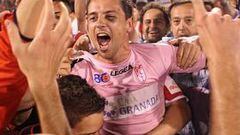 <b>HISTÓRICO. </b>Roberto salió a hombros de Los Cármenes. Sus intervenciones en los penaltis meten en la final al Granada, un histórico que quiere volver a Primera.