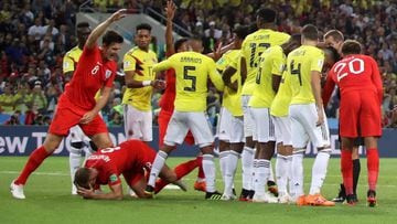 Jordan Henderson (Inglaterra), en el suelo tras recibir un golpe de Wilmar Barrios (Colombia).