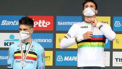 Wout Van Aert, medalla de plata en la prueba contrarreloj de los Mundiales de Ciclismo en Ruta de Flandes, posa en el podio junto a Filippo Ganna, maillot arco&iacute;ris y medalla de oro de la especialidad.