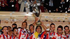 Falcao levanta el trofeo de la Supercopa de Europa 2012 tras vencer al Chelsea en la final.