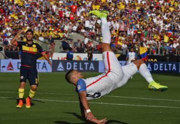 El jugador de Estados Unidos, Clint Dempsey, remata de chilena contra Colombia en la Copa América Centenario de 2016.
