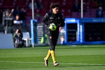 Guillermo Ochoa of US Salernitana during the Serie A match between US Salernitana 1919 and  AC Milan at Stadio Arechi, Salerno, Italy on 4 January 2023.  (Photo by Giuseppe Maffia/NurPhoto via Getty Images)